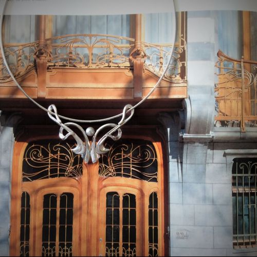 Collier art nouveau et balcon de l'immeuble Solvay qui l'a inspiré